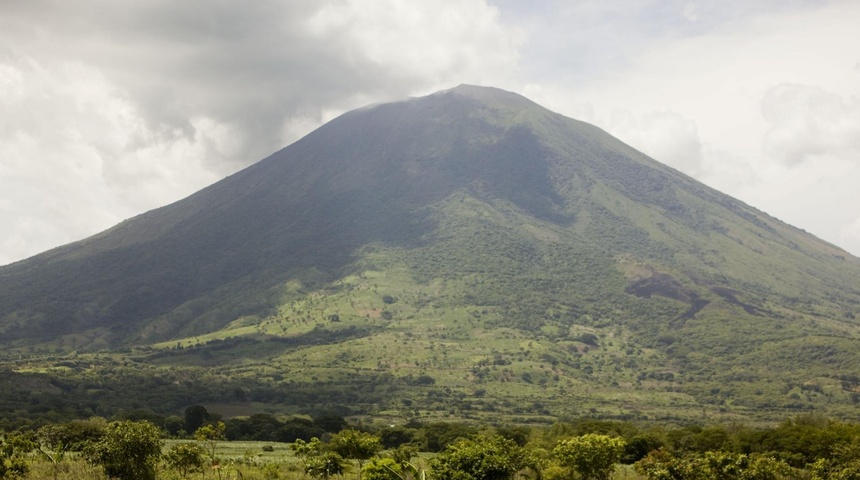 el salvador volcan expulsion gases cenizas