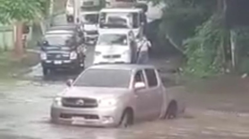 camioneta varada en corriente managua