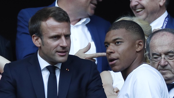 delantero kylian mbappe junto macron