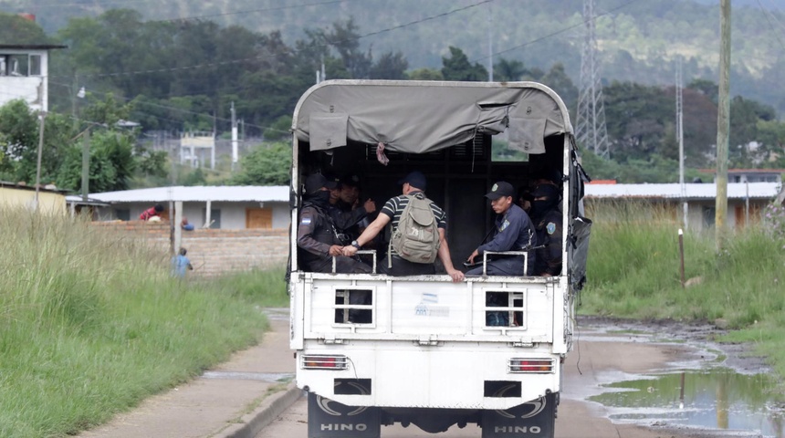 un grupo de policías penitenciarios