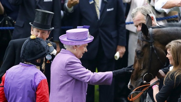 la reina isabel con caballos