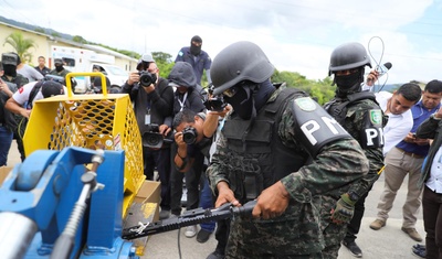 policia destruye armas carceles honduras