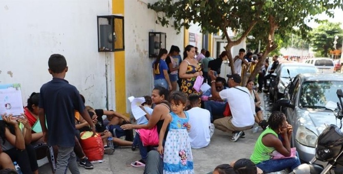 migrantes permanecen en una calle de tapachula