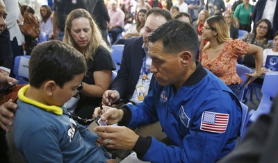 astronauta frank rubio ninos el salvador