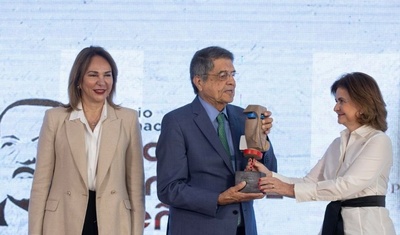 sergio ramirez recibe premio pedro henríquez