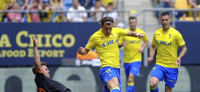 cadiz fc triunfa ante valencia