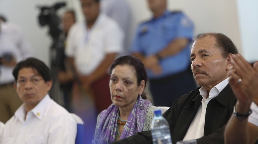 ARCHIVO - En esta foto de archivo del 16 de mayo de 2018, el presidente de Nicaragua, Daniel Ortega, a la derecha, y la vicepresidenta y primera dama, Rosario Murillo, asisten a la apertura de un diálogo nacional en Managua. El enviado diplomático de