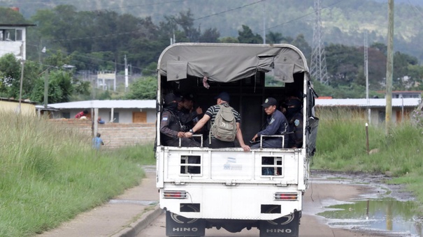 un grupo de policías penitenciarios