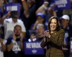 kamala harris aplaude publico