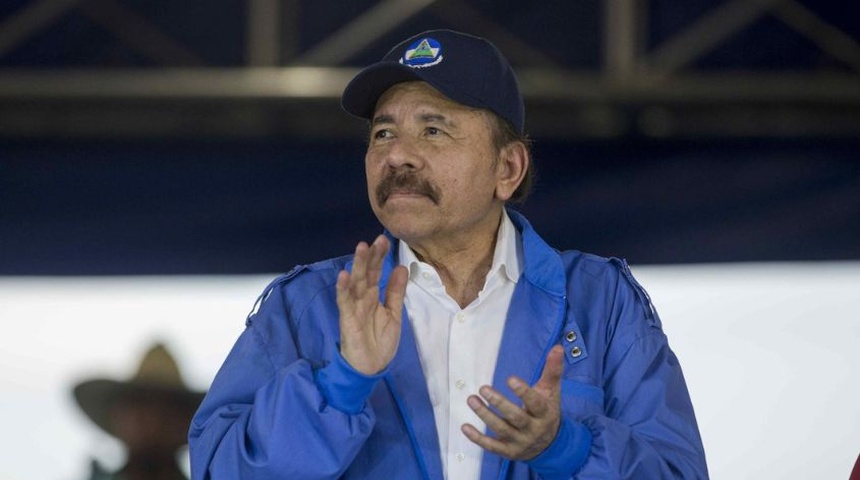 daniel ortega con chaqueta azul