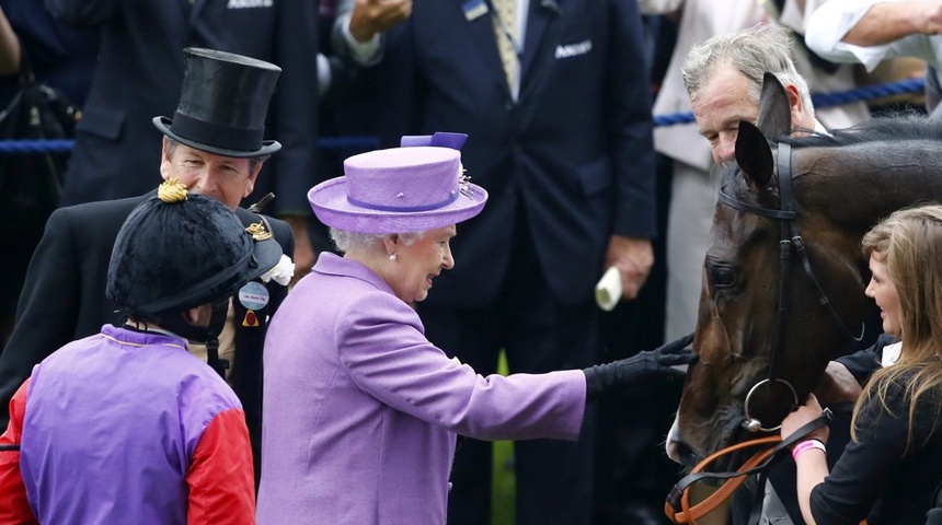 la reina isabel con caballos