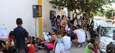 migrantes permanecen en una calle de tapachula