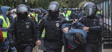 policia rusa detiene manifestante