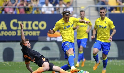 cadiz fc triunfa ante valencia