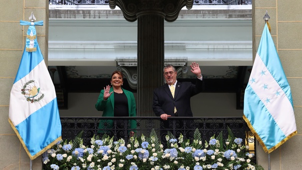 xiomara castro junto a bernardo arevalo