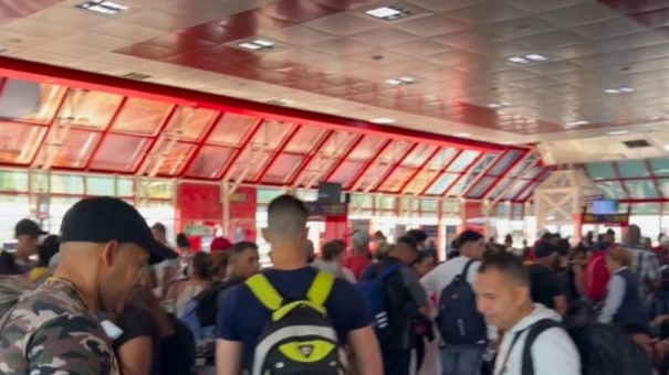 cubanos en el aeropuerto josé martí