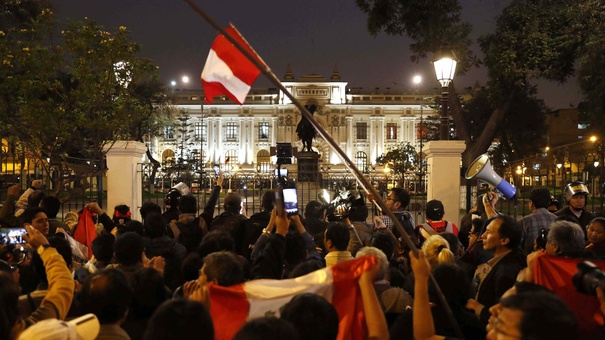 congreso de peru decide sobre adelanto de elecciones