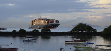 transito de buques canal panama