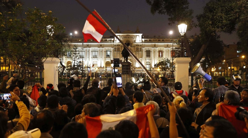 congreso de peru decide sobre adelanto de elecciones