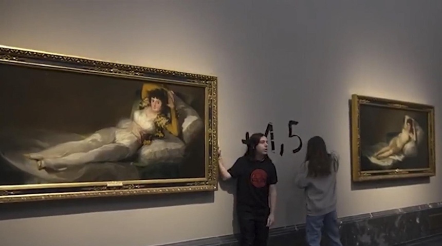 activistas pegadas cuadro goya museo prado espana