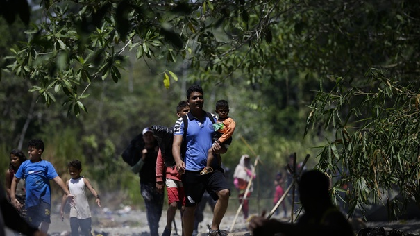 migrantes cruzan selva darien