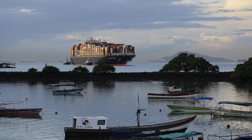 transito de buques canal panama