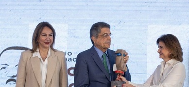 sergio ramirez recibe premio pedro henríquez