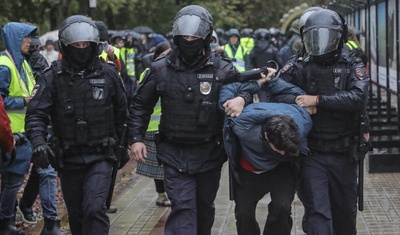 policia rusa detiene manifestante