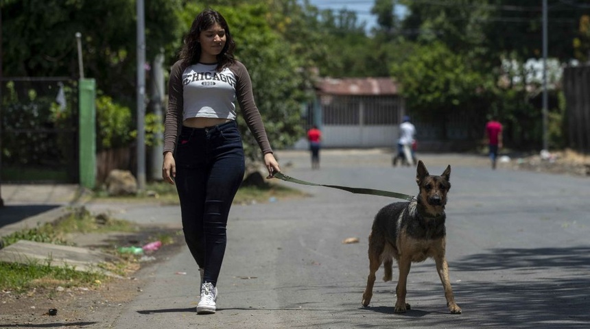 gente caminando con perro mascota nicaragua efe