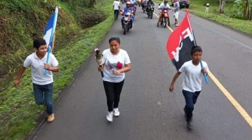 obligan niños portar bandera fsln recorrido antorcha