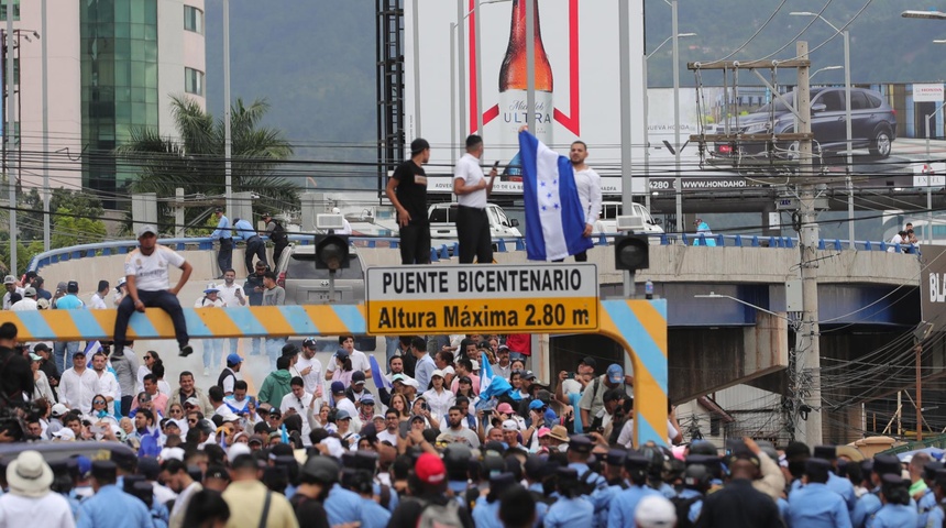 policia bloquea manifestantes hondurenos