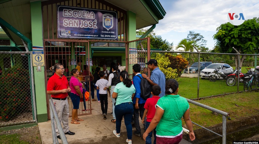 niños nicaragüenses estudian en escuela de costa rica