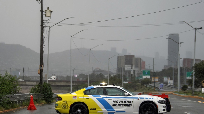 policía evita pasado por descorde rio médico