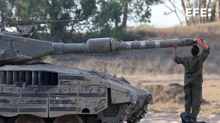 soldado israelí inspecciona tanque guerra