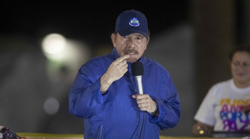 daniel ortega con una chaqueta azul