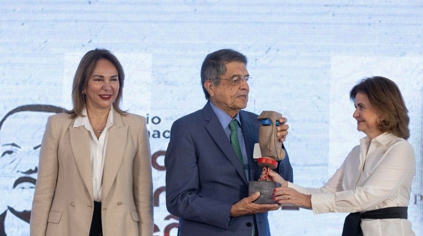 sergio ramirez recibe premio pedro henríquez