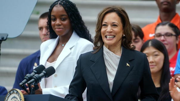 kamala harris elogia mandato biden