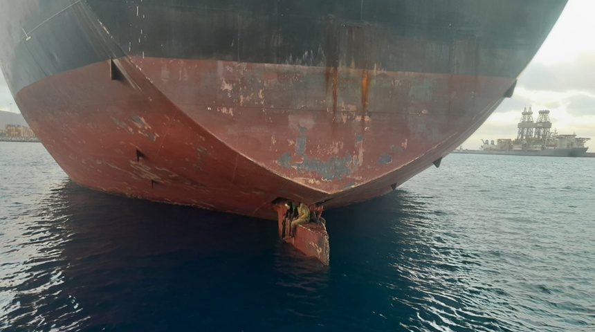 migrantes sobrevivientes en barco petrolero