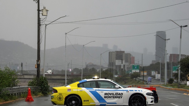 policía evita pasado por descorde rio médico