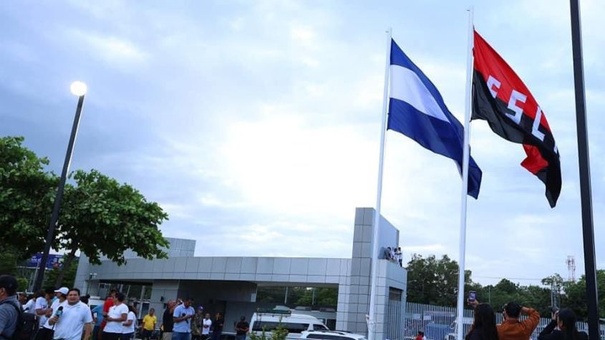 bandera sandinista en la uca managua