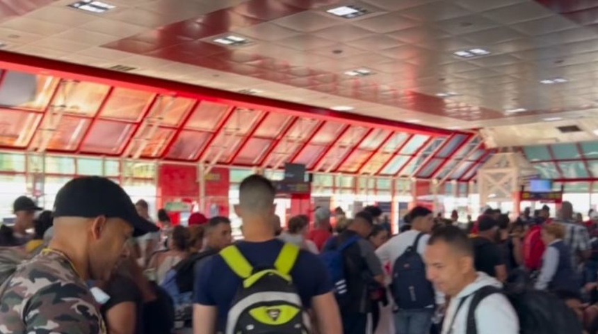 cubanos en el aeropuerto josé martí