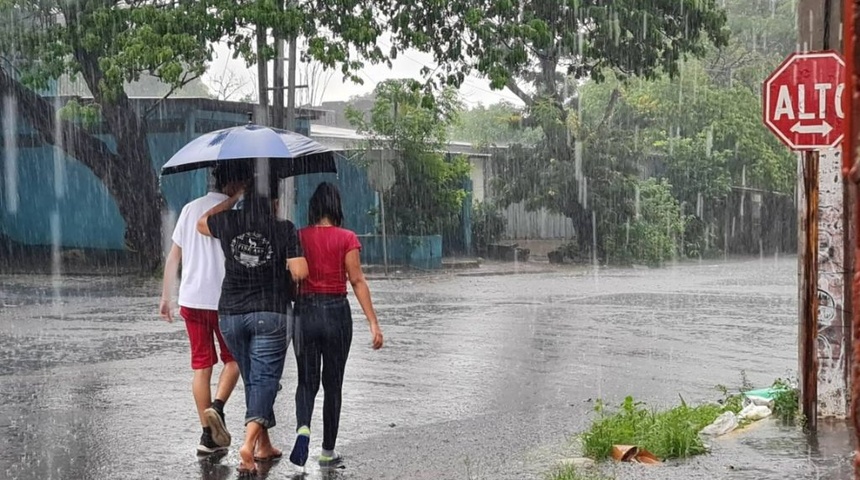 lluvias en nicaragua poblacion con paraguas