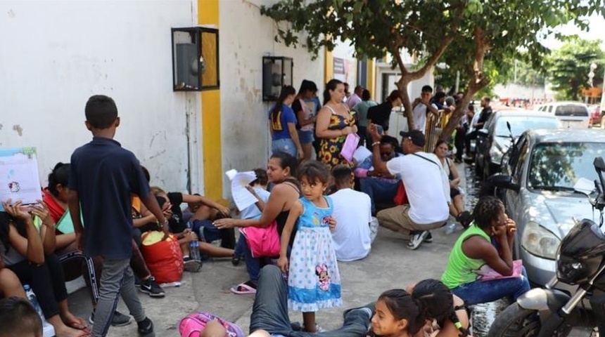 migrantes permanecen en una calle de tapachula