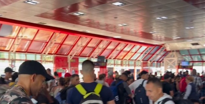 cubanos en el aeropuerto josé martí