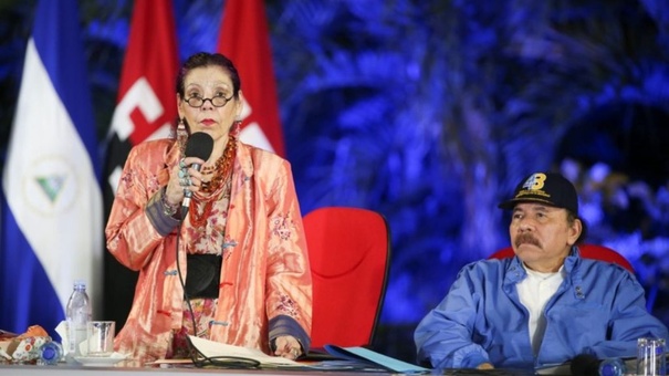 rosario murillo junto a daniel ortega