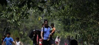 migrantes cruzan selva darien