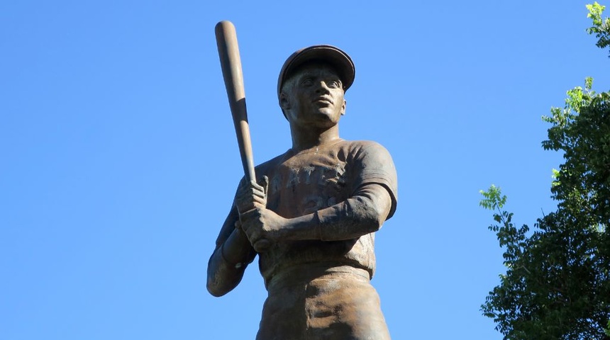 estatua roberto clemente