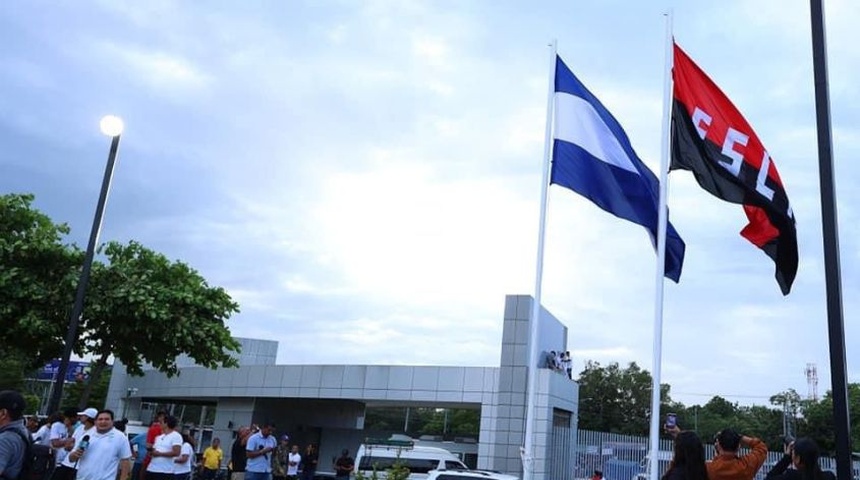 bandera sandinista en la uca managua