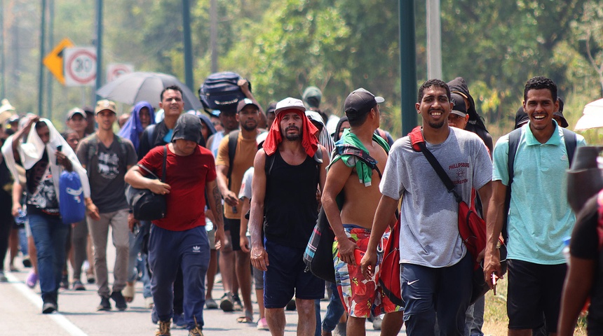 migrantes reciben dolares departe mexico