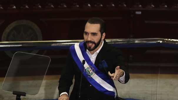 nayib bukele jauria periodistas suelto previo elecciones